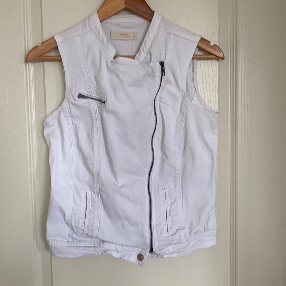 White statement vest⭐️